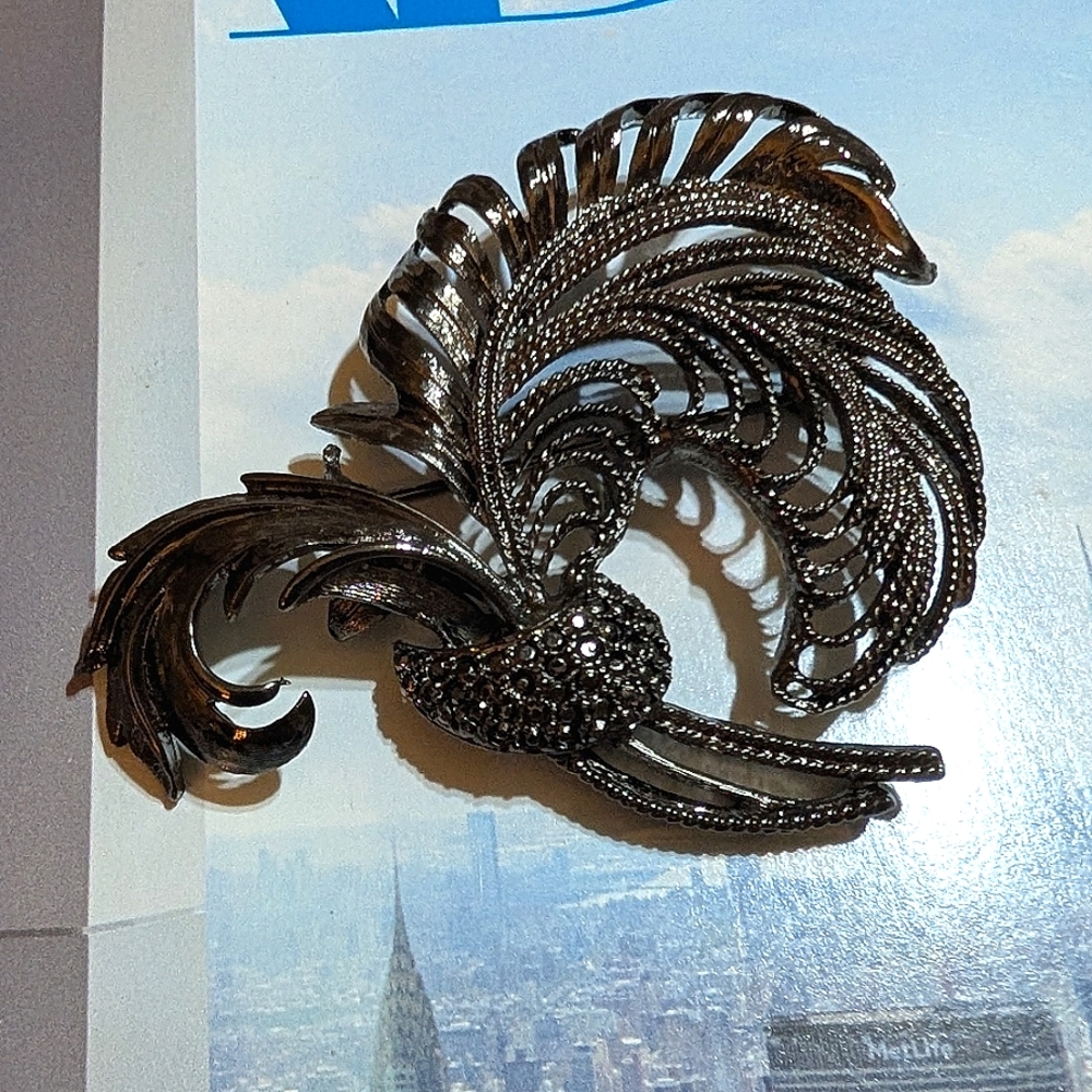 NEW Oscar de La Renta Large Black Chrome Feather Plume Brooch